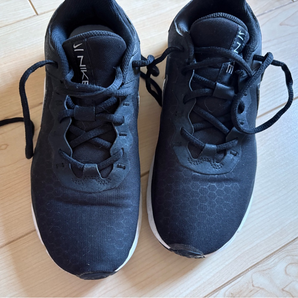 Nike Black Low-Top Sneakers Sleek Design Everyday Wear